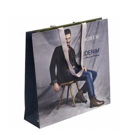 Bolsas de papel de moda con alta dureza modificada para requisitos particulares impresa logotipo del tamaño proveedor