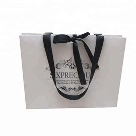Bolsas de papel de moda con alta dureza modificada para requisitos particulares impresa logotipo del tamaño proveedor