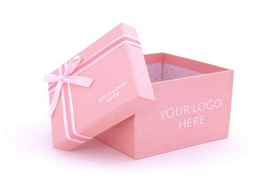 comprar Caja cuadrada del presente del rosa de la forma, material de empaquetado del cartón de las cajas del logotipo Fabricación en línea