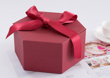 Talla 24,5 impresa aduana de las cajas de regalo del hexágono * 21,3 * el 10.5cm con la cinta proveedor
