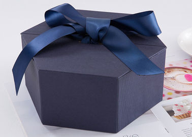 Talla 24,5 impresa aduana de las cajas de regalo del hexágono * 21,3 * el 10.5cm con la cinta proveedor