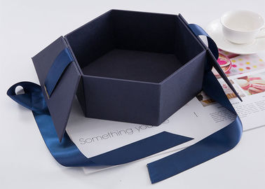 Talla 24,5 impresa aduana de las cajas de regalo del hexágono * 21,3 * el 10.5cm con la cinta proveedor
