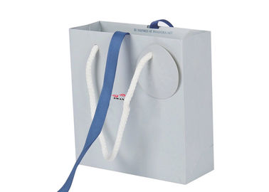 La aduana azul del color imprimió las bolsas de papel con la manija hermosa de la cinta/de la cuerda proveedor