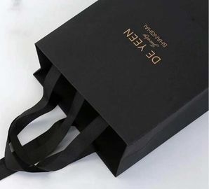 Pequeñas bolsas de papel negras profesionales, bolsas de papel personalizadas con la manija de la cinta proveedor