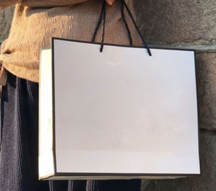 Las bolsas de papel blancas llanas reutilizables, las bolsas de papel por encargo alisan el borde suave proveedor