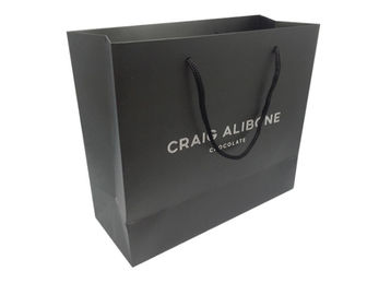 La aduana de gama alta imprimió las bolsas de papel/la disposición superficial grabada en relieve los bolsos de papel del regalo del negro proveedor