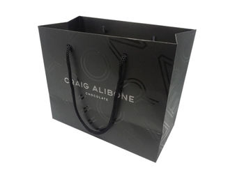 La aduana de gama alta imprimió las bolsas de papel/la disposición superficial grabada en relieve los bolsos de papel del regalo del negro proveedor