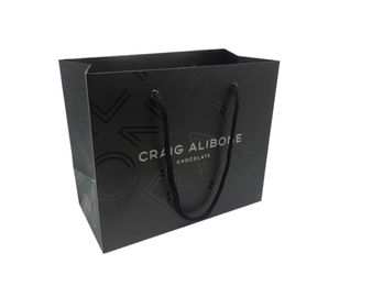 La aduana de gama alta imprimió las bolsas de papel/la disposición superficial grabada en relieve los bolsos de papel del regalo del negro proveedor