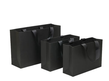 Las bolsas de papel del negro suave del borde, regalo reciclado empaquetan la diversa forma disponible proveedor