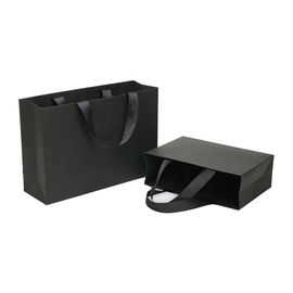 Las bolsas de papel del negro suave del borde, regalo reciclado empaquetan la diversa forma disponible proveedor