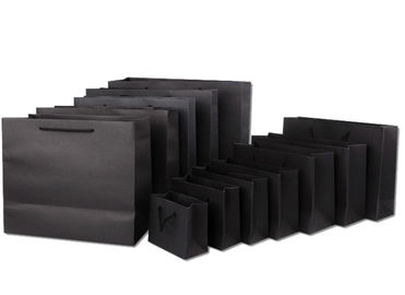 Las bolsas de papel del negro suave del borde, regalo reciclado empaquetan la diversa forma disponible proveedor