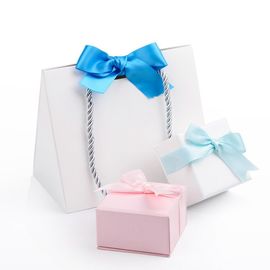 Los bolsos de compras de la cartulina de la forma del triángulo, cinta acanalaron las bolsas de papel proveedor