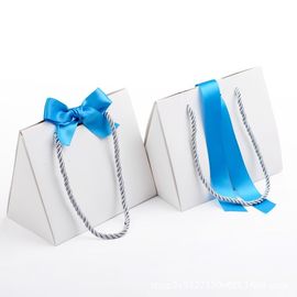 Los bolsos de compras de la cartulina de la forma del triángulo, cinta acanalaron las bolsas de papel proveedor