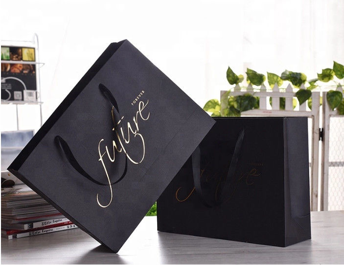 Bolsas de papel de encargo del tamaño de la impresión ULTRAVIOLETA, bolsas de papel comerciales para la promoción de la compañía proveedor