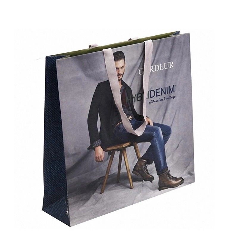 Bolsas de papel de moda con alta dureza modificada para requisitos particulares impresa logotipo del tamaño proveedor