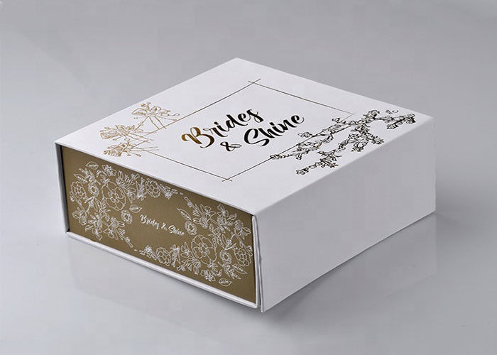 Talla 18 impresa aduana hermosa X 18 los x 7.5cm de las cajas de regalo con el sellado caliente superficial proveedor