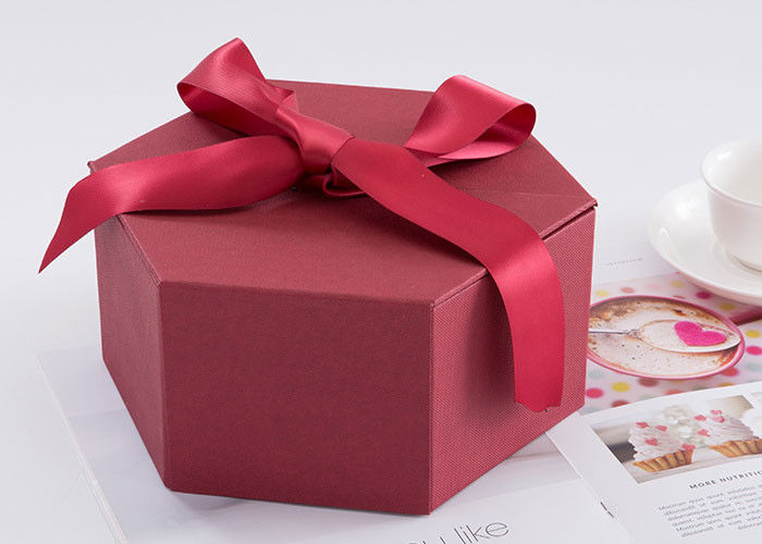 Talla 24,5 impresa aduana de las cajas de regalo del hexágono * 21,3 * el 10.5cm con la cinta proveedor