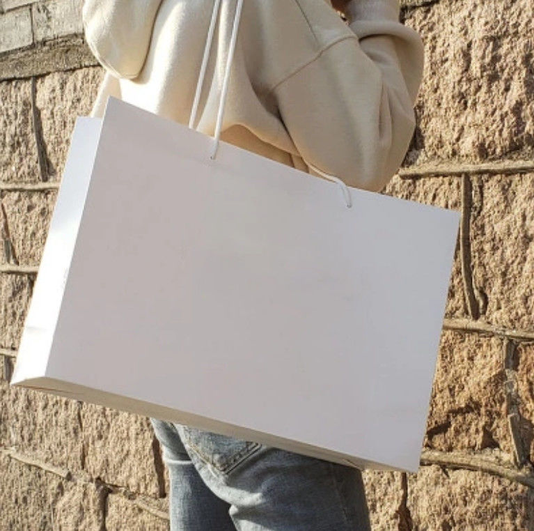 Las bolsas de papel blancas llanas reutilizables, las bolsas de papel por encargo alisan el borde suave proveedor