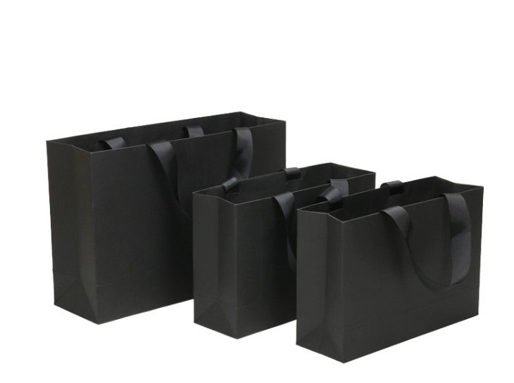 Las bolsas de papel del negro suave del borde, regalo reciclado empaquetan la diversa forma disponible proveedor